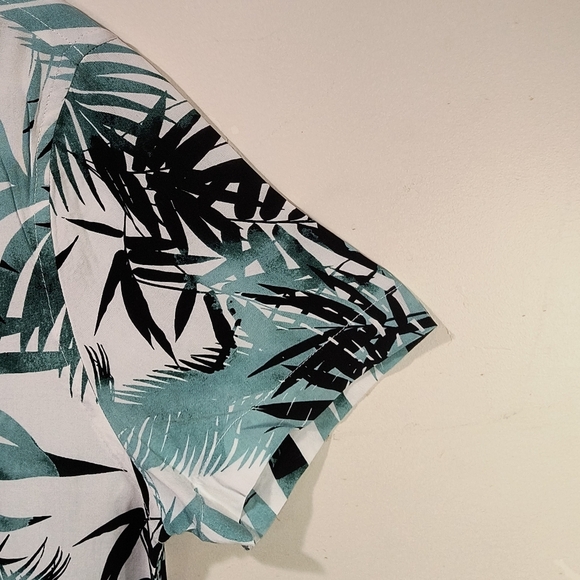 Guess Men's Small White & Tropical Green Button Down Shirt - Picture 5 of 12